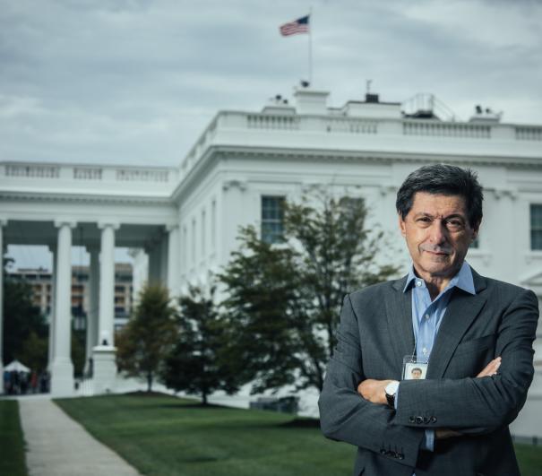 News broadcaster Jon Sopel standing in front of the White House